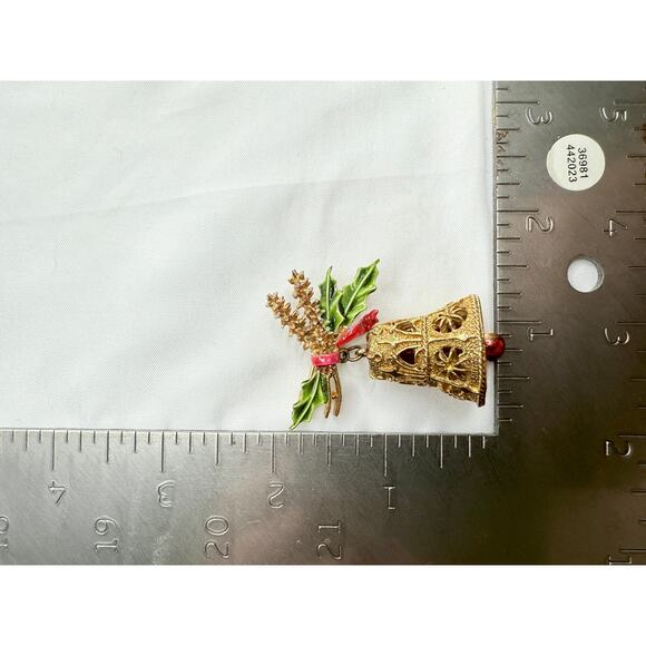 Vintage ART © Signed Christmas Bell & Holly Brooch - Picture 8 of 9